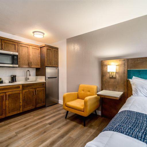Deluxe Queen Studio at Homestay Suites - Studios & Spas