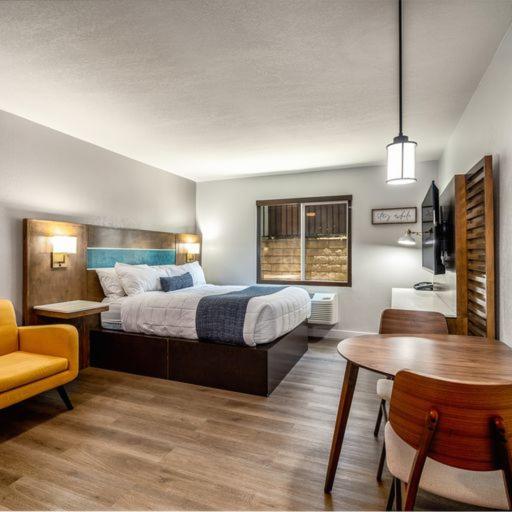 Deluxe Queen Studio at Homestay Suites - Studios & Spas