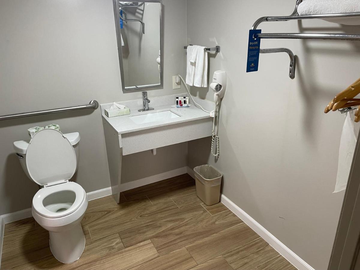 King Room - Mobility Access/Non-Smoking at Days Inn by Wyndham Valdosta/Near Valdosta Mall
