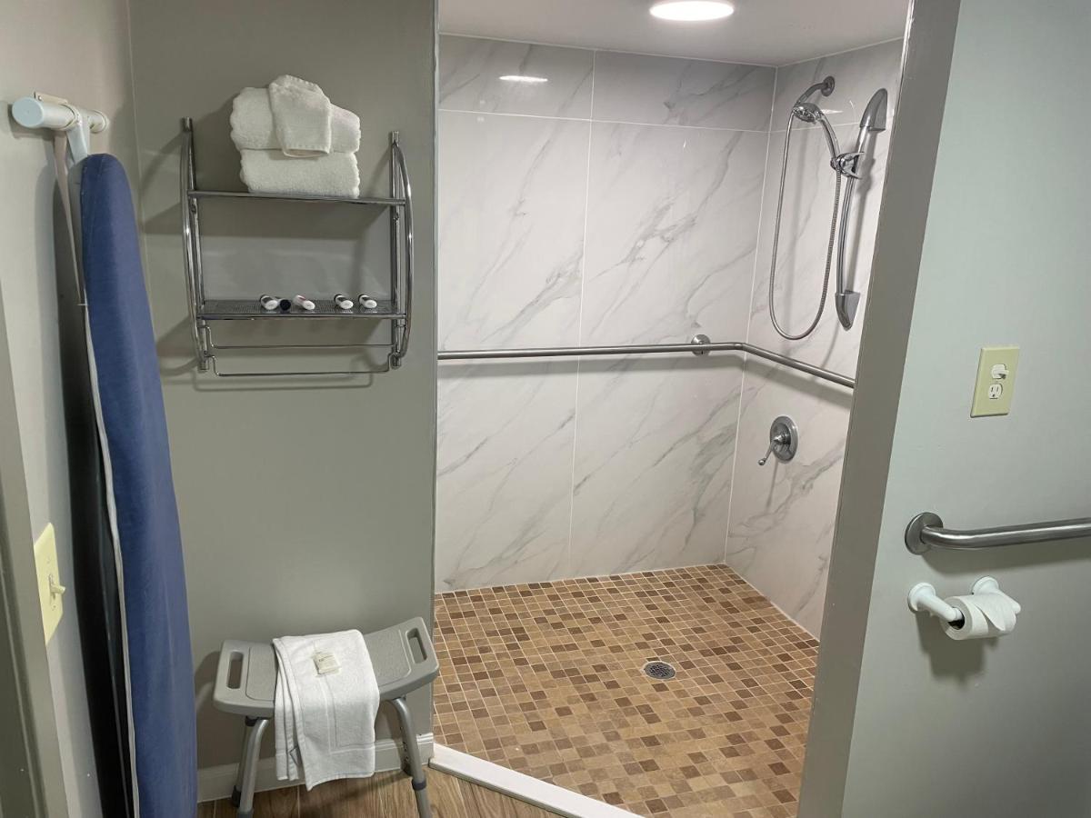King Room - Mobility Access/Non-Smoking at Days Inn by Wyndham Valdosta/Near Valdosta Mall