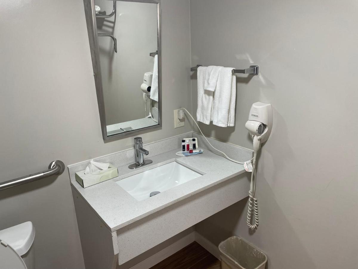 King Room - Mobility Access/Non-Smoking at Days Inn by Wyndham Valdosta/Near Valdosta Mall