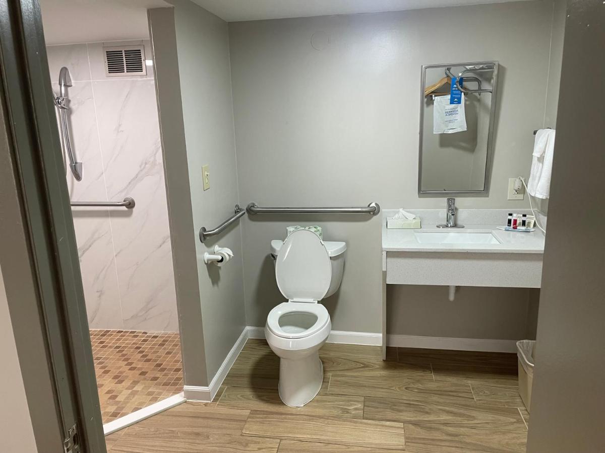 King Room - Mobility Access/Non-Smoking at Days Inn by Wyndham Valdosta/Near Valdosta Mall