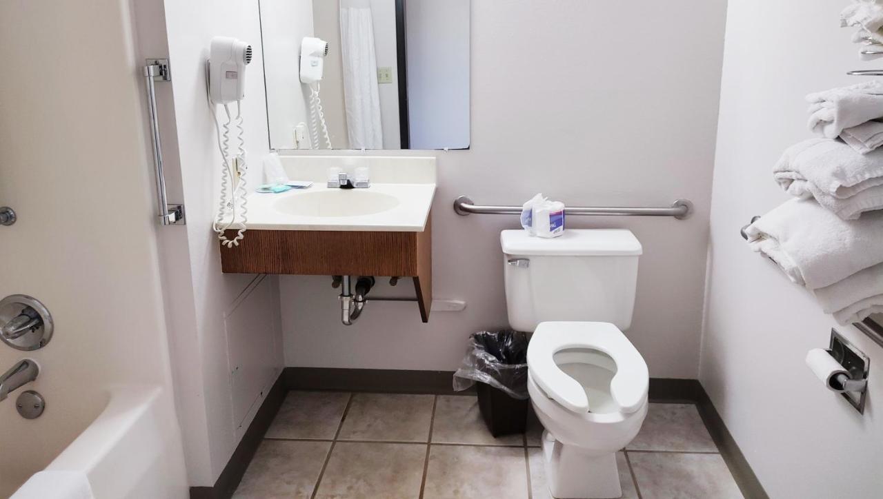 Queen Room - Accessible/Non-Smoking at Magnuson Hotel Ironwood