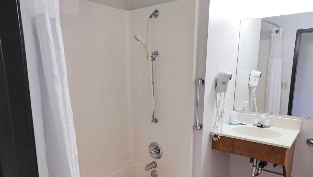 Queen Room - Accessible/Non-Smoking at Magnuson Hotel Ironwood