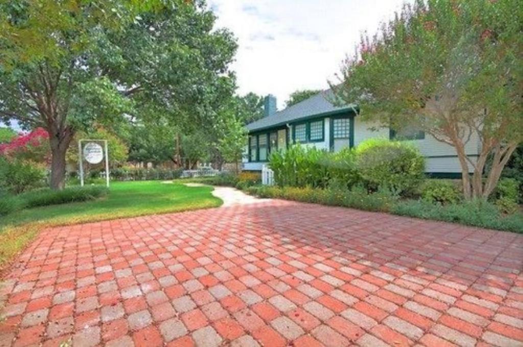 | Granbury Gardens Bed and Breakfast