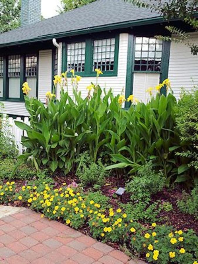 | Granbury Gardens Bed and Breakfast