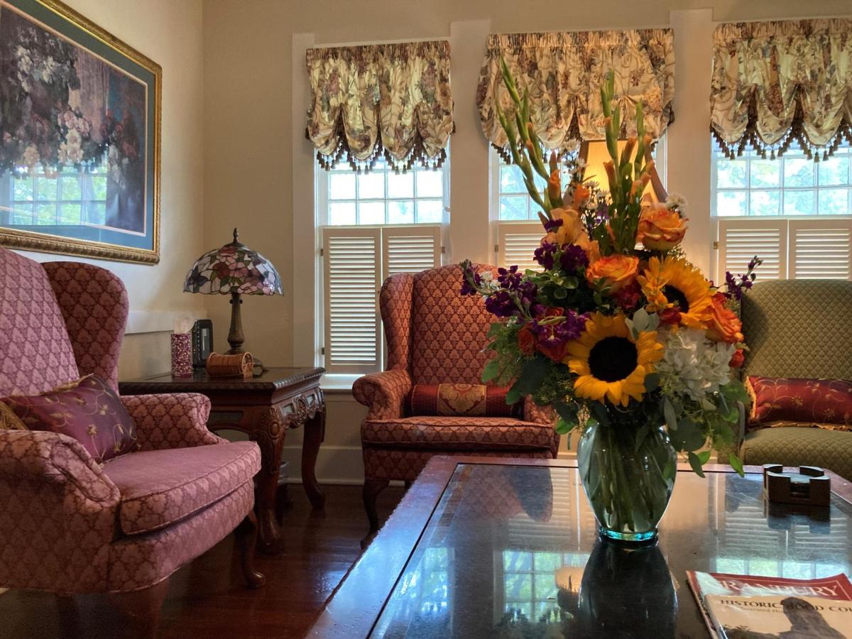 | Granbury Gardens Bed and Breakfast