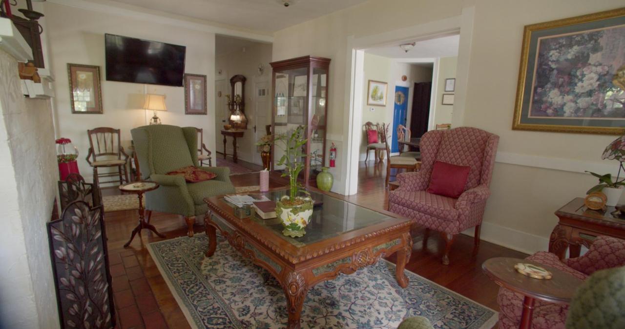 | Granbury Gardens Bed and Breakfast