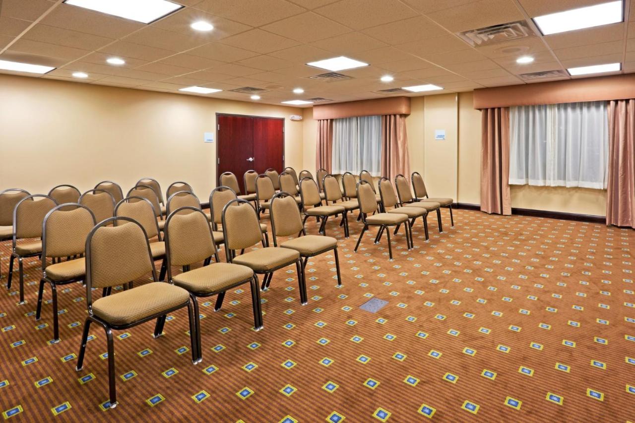 | Holiday Inn Express Hotel & Suites Syracuse North Airport Area, an IHG Hotel