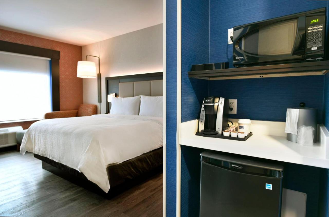 King Room - Hearing Accessible - Non-Smoking at Holiday Inn Express & Suites Jersey City - Holland Tunnel by IHG