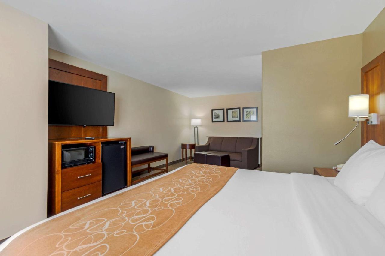 King Suite - Non-Smoking at Comfort Suites Pflugerville - Austin North