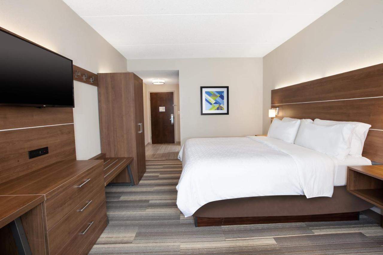 King Room at Holiday Inn Express Hotel & Suites Warrenton by IHG