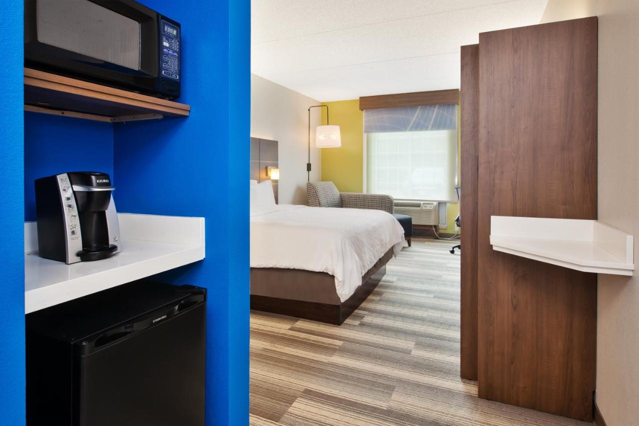 King Room at Holiday Inn Express Hotel & Suites Warrenton by IHG