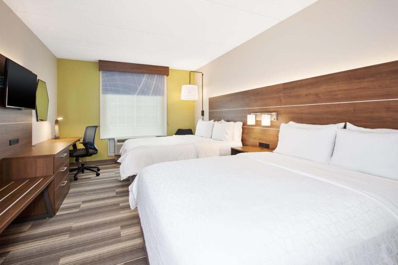 Queen Room with Two Queen Beds - Mobility Access Tub/Non-Smoking at Holiday Inn Express Hotel & Suites Warrenton by IHG