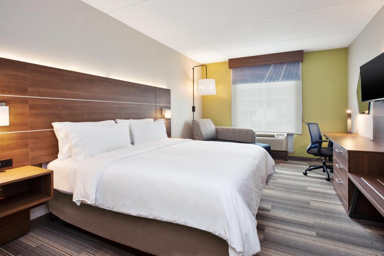 King Suite with Sofa Bed at Holiday Inn Express Hotel & Suites Warrenton by IHG
