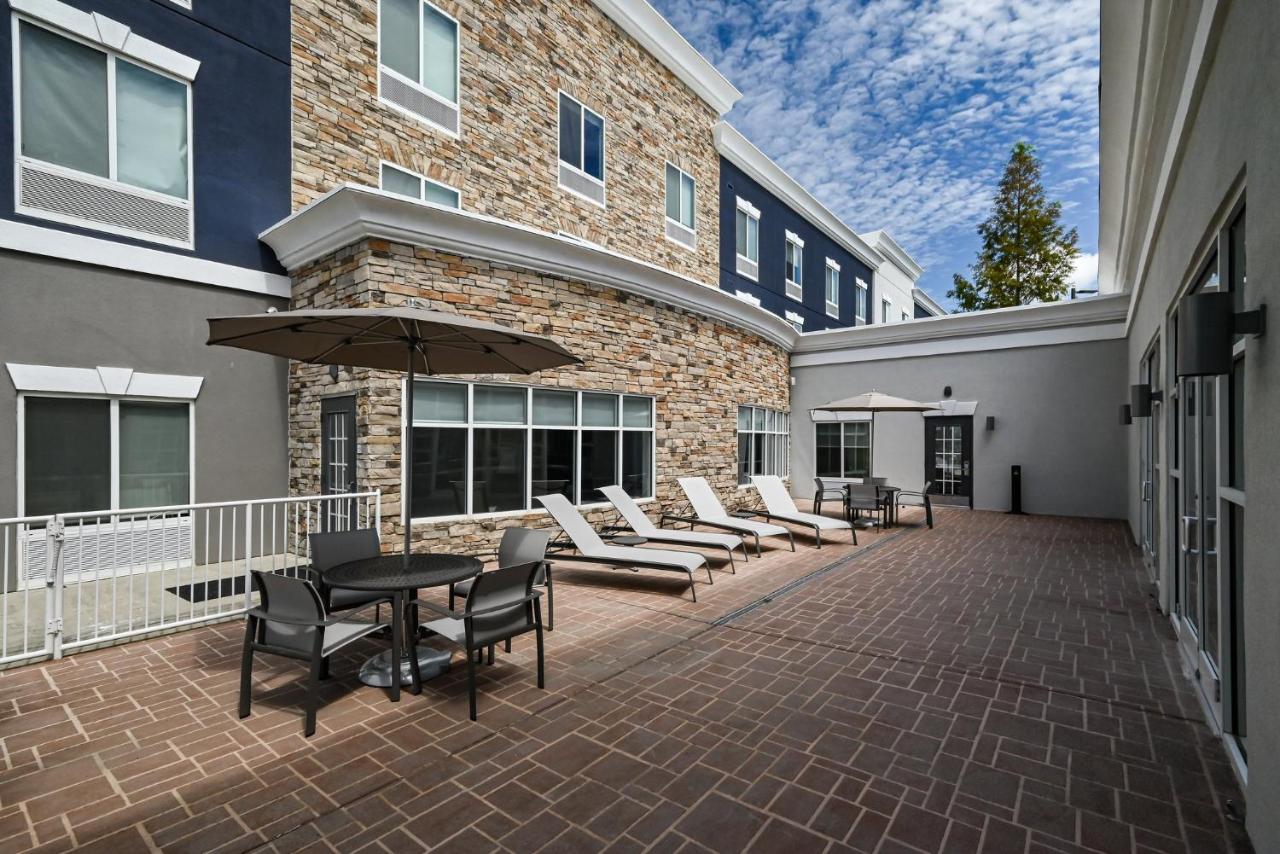 | Holiday Inn Express Charlotte Southeast - Matthews, an IHG Hotel