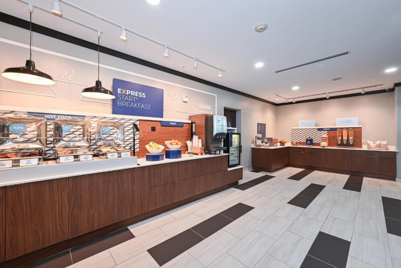 | Holiday Inn Express Charlotte Southeast - Matthews, an IHG Hotel