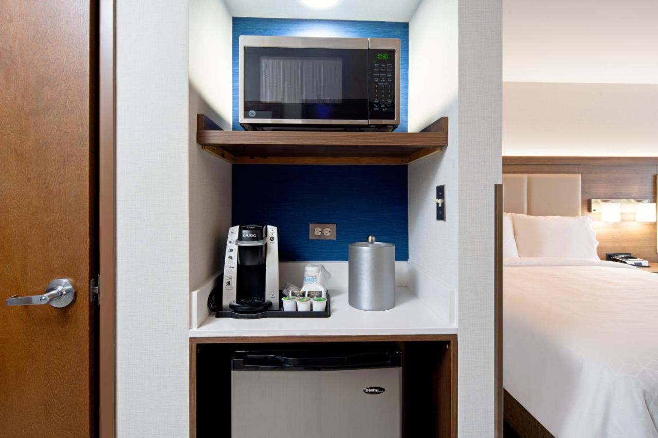 Deluxe King Room at Holiday Inn Express Hotel & Suites Atascadero by IHG