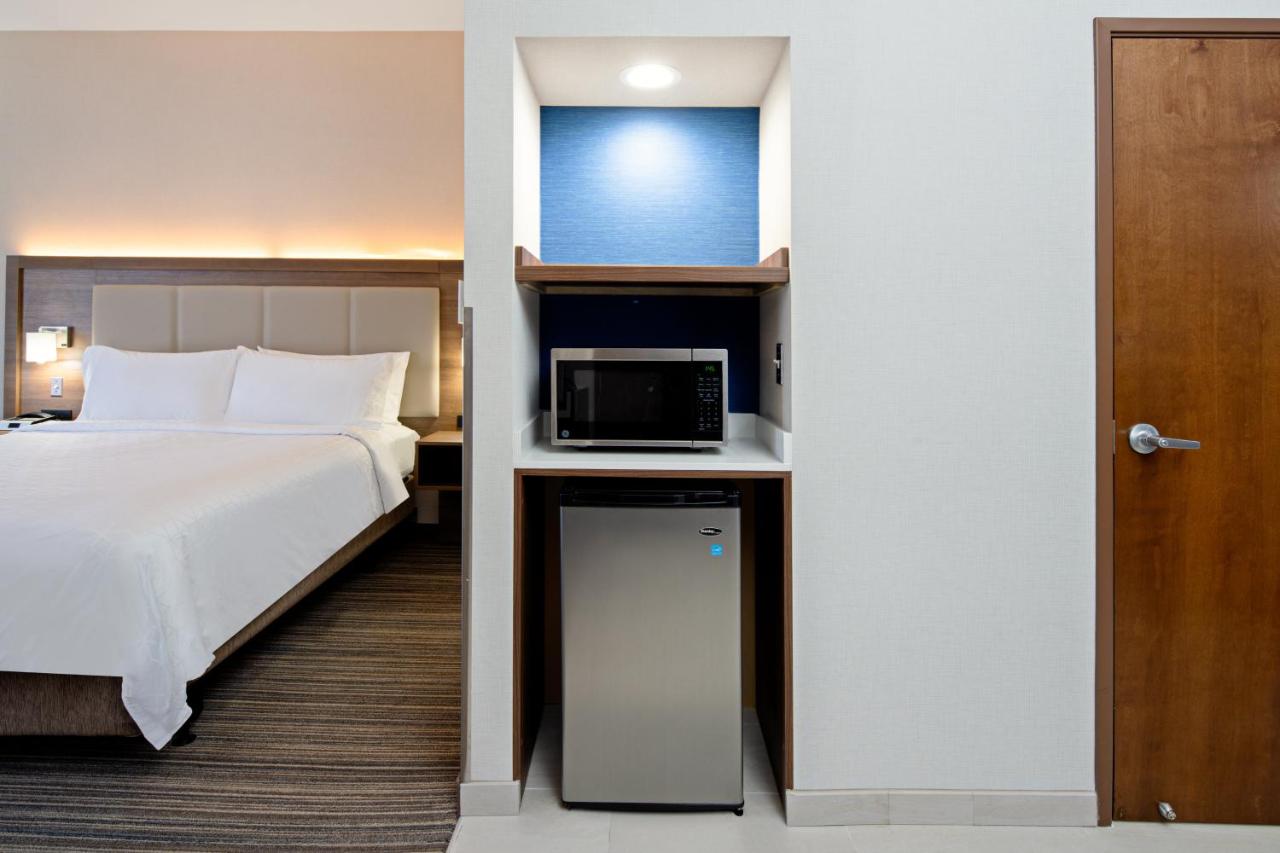 Deluxe King Room at Holiday Inn Express Hotel & Suites Atascadero by IHG