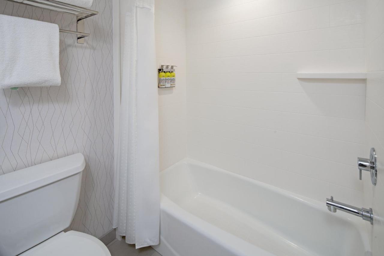 Deluxe King Room at Holiday Inn Express Hotel & Suites Atascadero by IHG