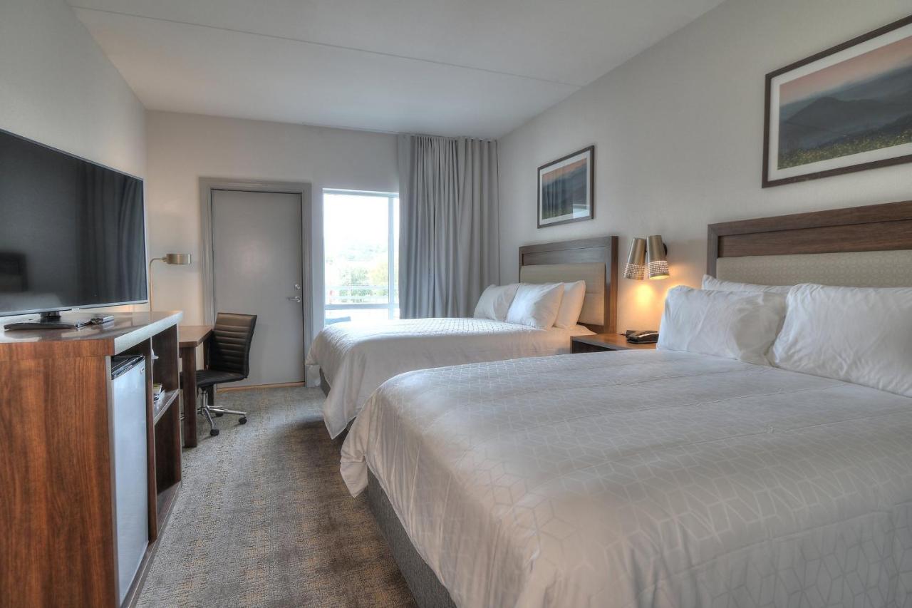 One-Bedroom Suite with Two Queen Beds, Sofa Bed and Balcony at Holiday Inn & Suites Pigeon Forge Convention Center by IHG