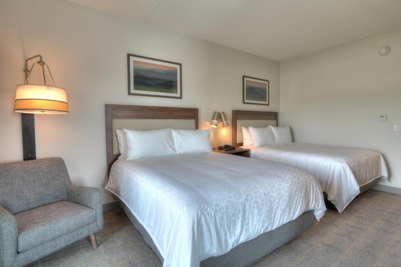 One-Bedroom Suite with Two Queen Beds and Sofa Bed - River View at Holiday Inn & Suites Pigeon Forge Convention Center by IHG