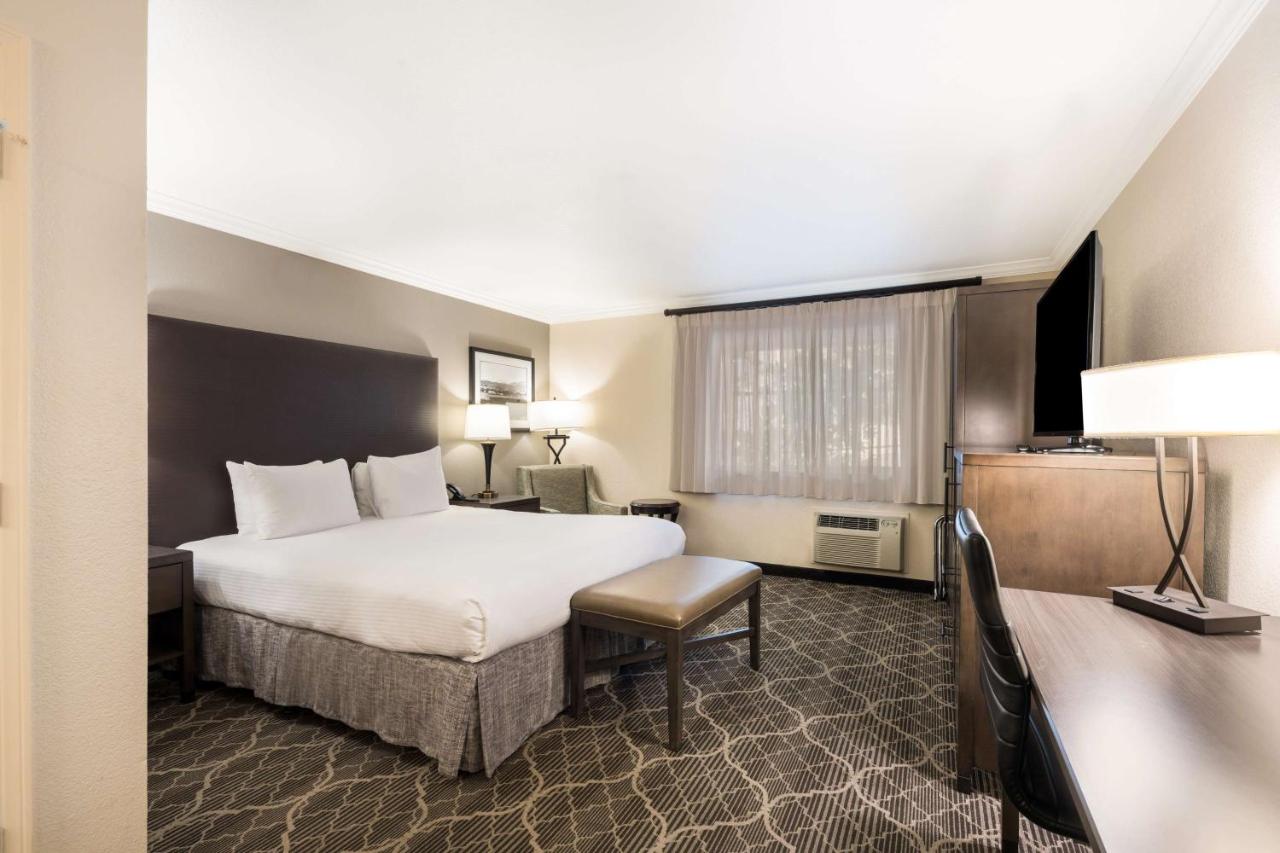 King Room with Roll-in Shower - Disability Access/Non-Smoking at Best Western Danville Sycamore Inn