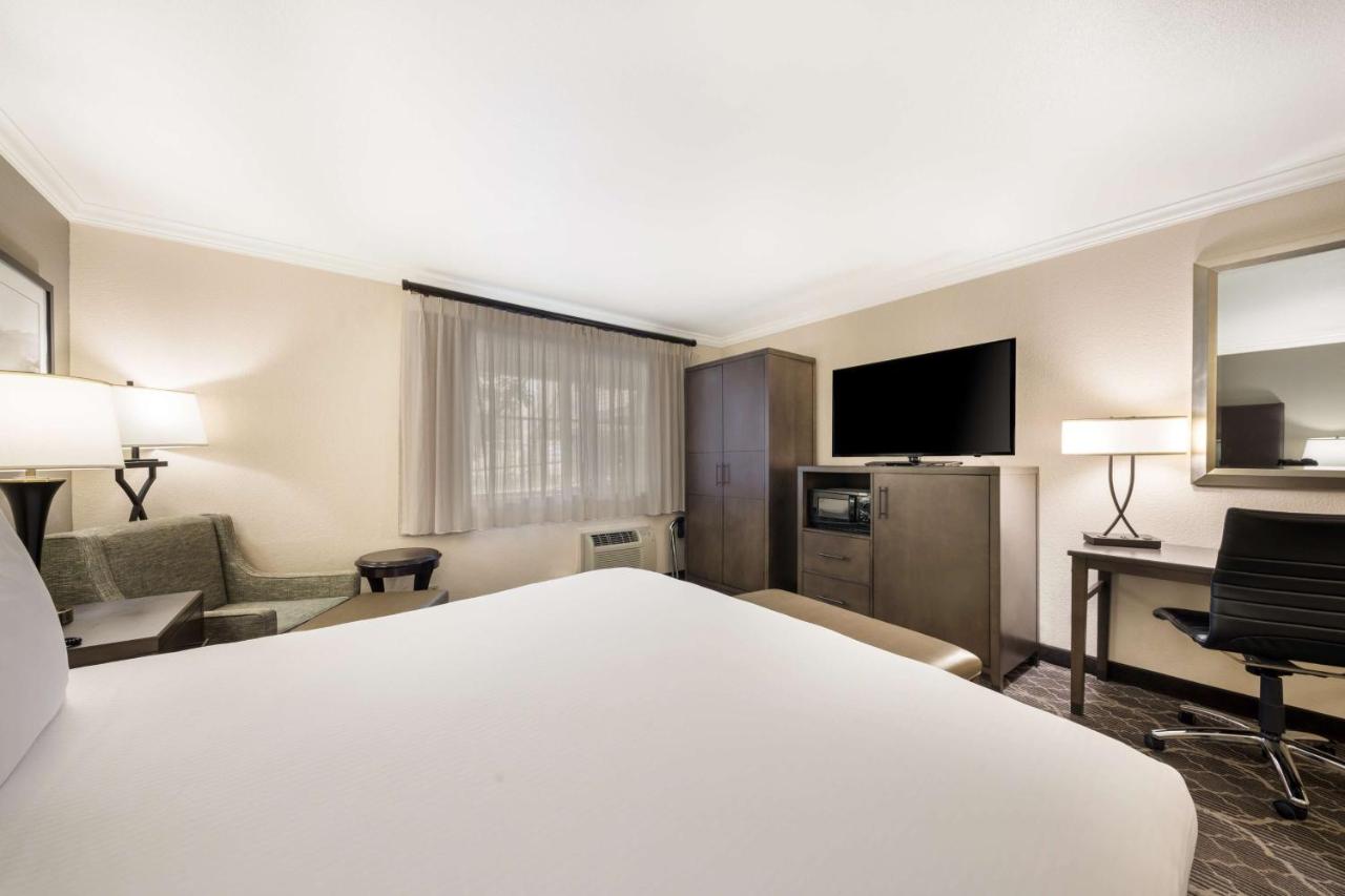 King Room with Roll-in Shower - Disability Access/Non-Smoking at Best Western Danville Sycamore Inn