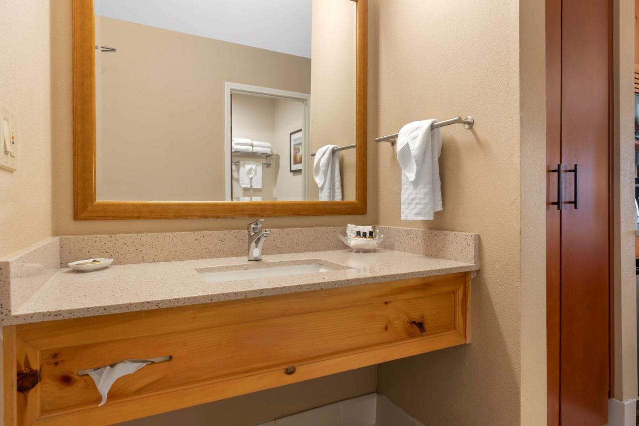 Queen Room with Two Queen Beds - Non-Smoking at Best Western Plus Olympic Inn