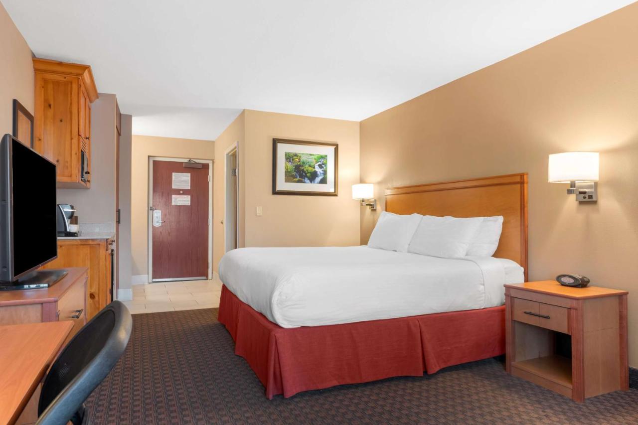 King Suite at Best Western Plus Olympic Inn