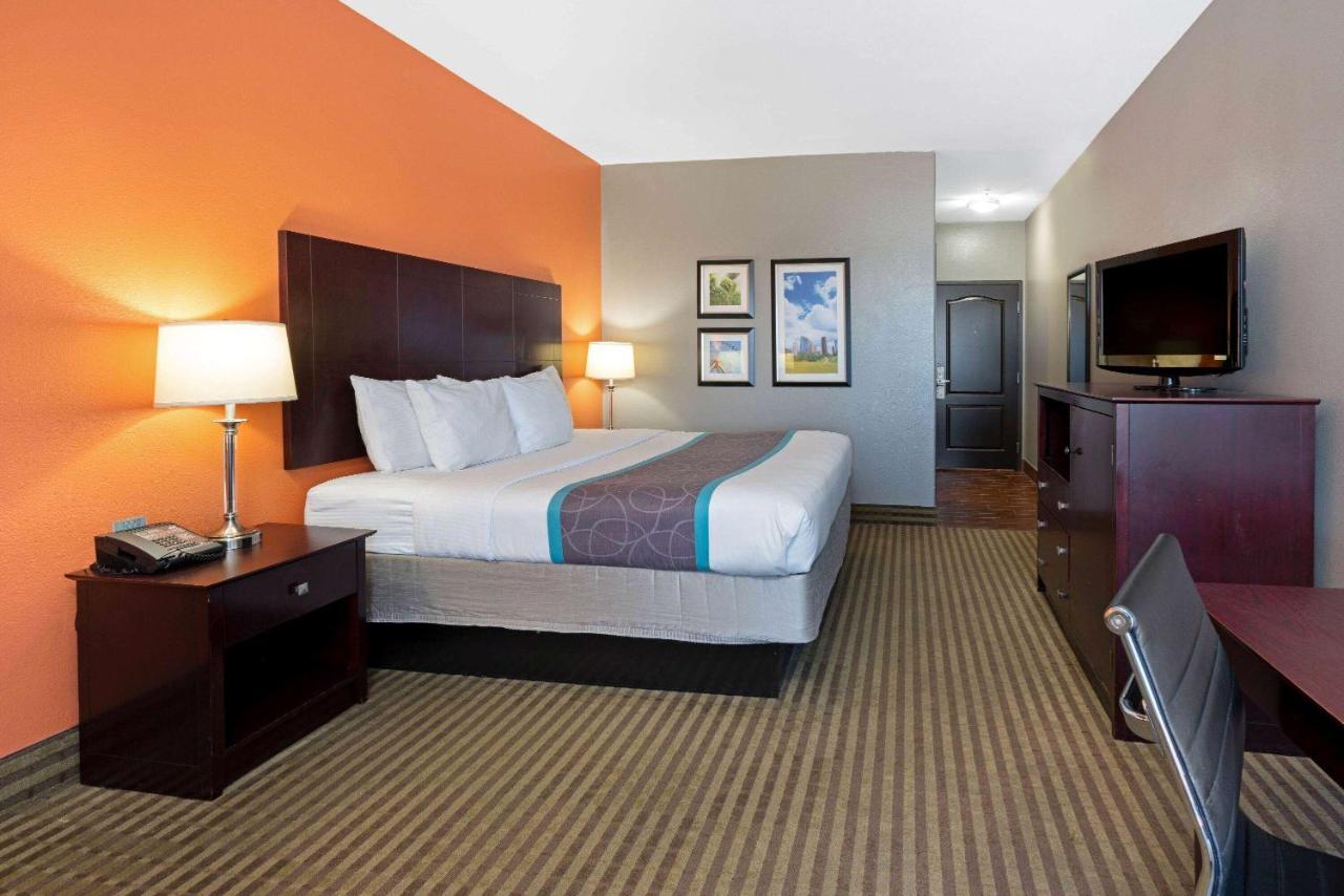 Executive King Room at La Quinta Inn & Suites by Wyndham Houston Bush Intl Airpt E