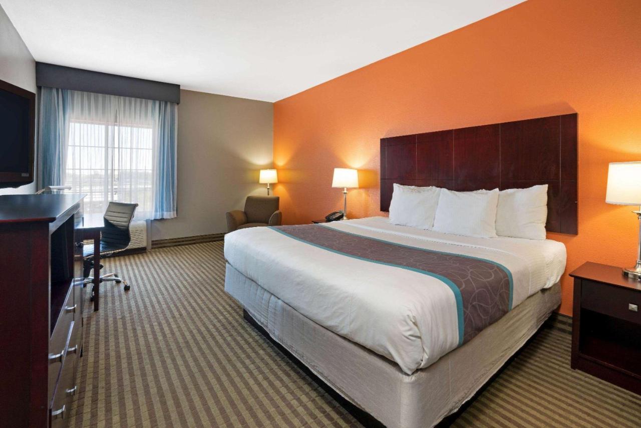 Deluxe King Room with Bath Tub - Mobility/Hearing Accessible - Non-Smoking at La Quinta Inn & Suites by Wyndham Houston Bush Intl Airpt E
