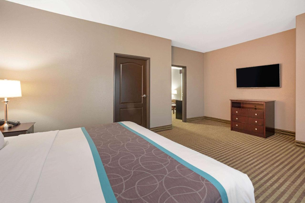 1 King Bed, Mobility/Hearing Access Family Suite, Tub w/ Grab Bars, Non-Smoking at La Quinta Inn & Suites by Wyndham Houston Bush Intl Airpt E