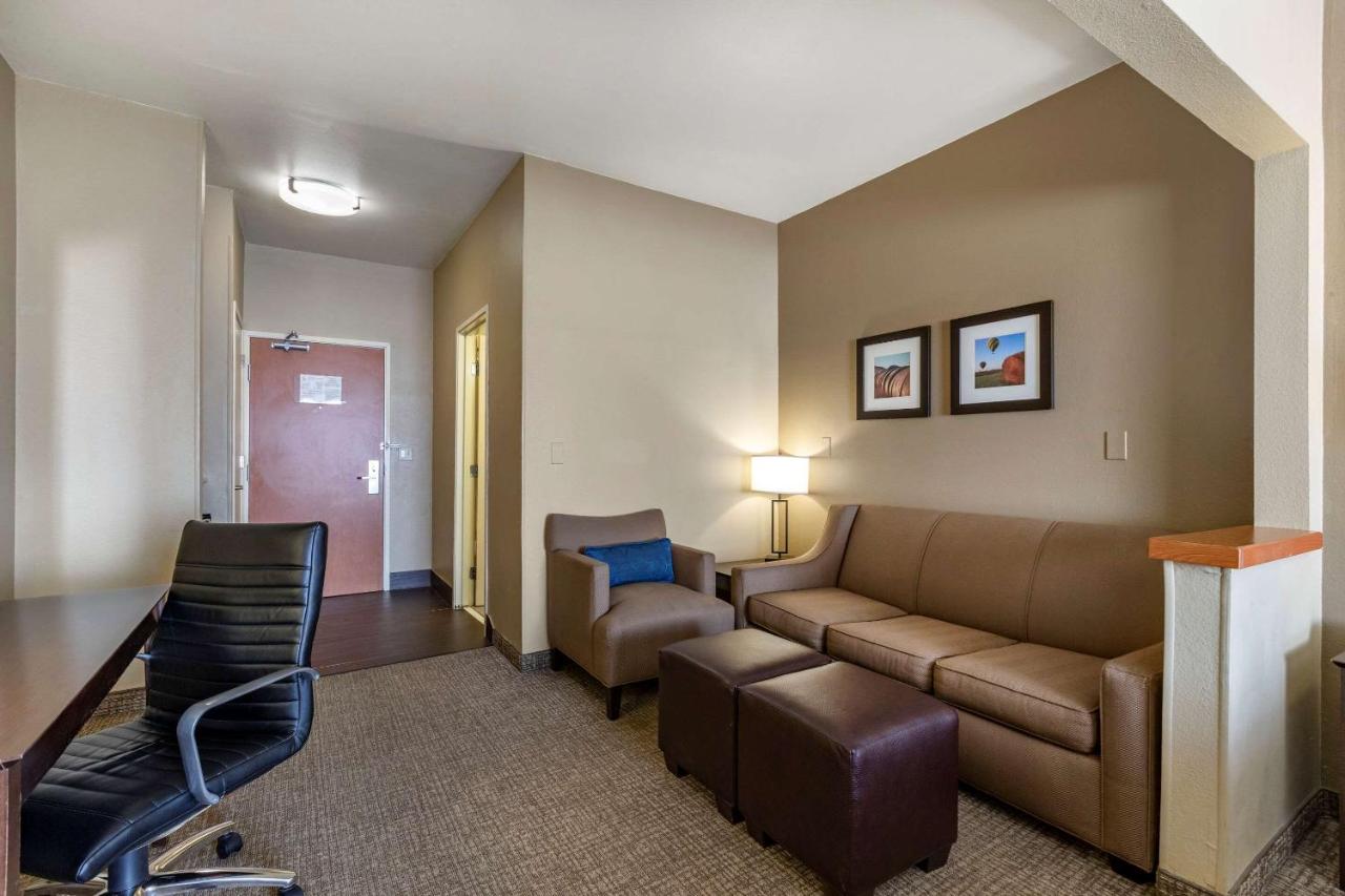 King Suite - Non-Smoking at Comfort Inn & Suites Waterloo - Cedar Falls