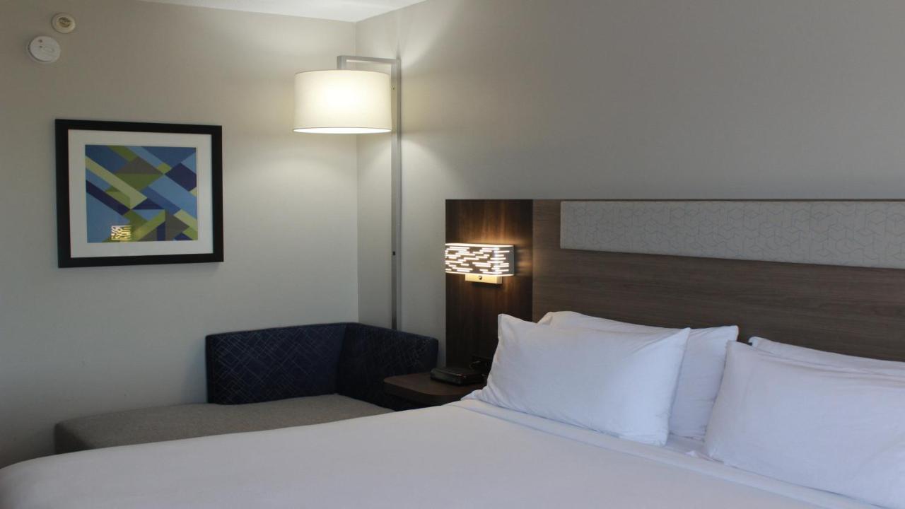 King Room at Holiday Inn Express & Suites Hope Mills-Fayetteville Arpt, an IHG Hotel