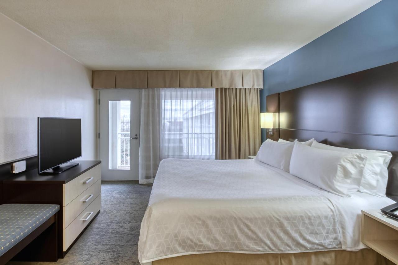 Deluxe Suite - Hearing Accessible - Non-Smoking at Holiday Inn Hotel & Suites Atlanta Airport-North by IHG