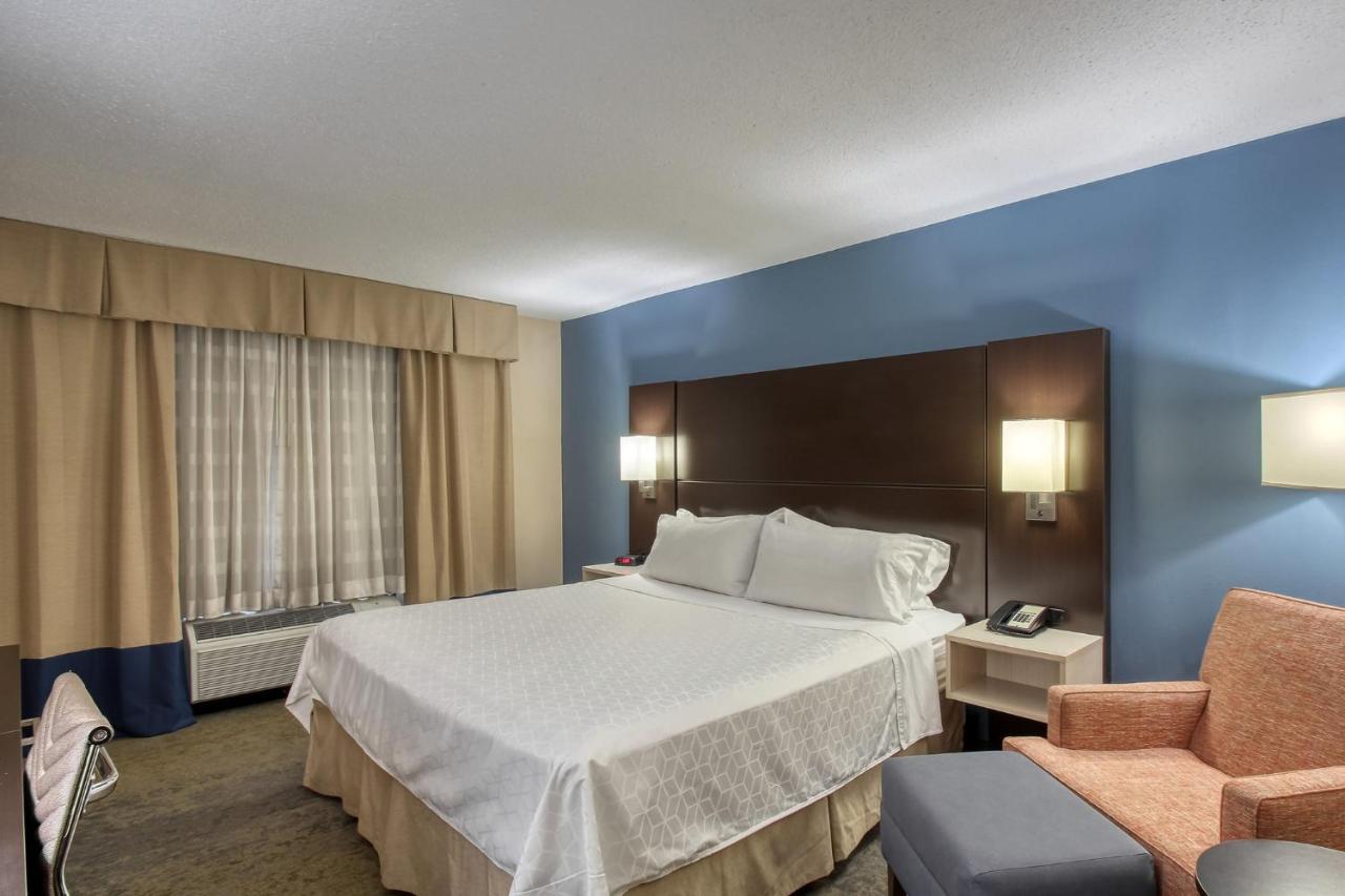 King Leisure Room - Non-Smoking at Holiday Inn Hotel & Suites Atlanta Airport-North by IHG