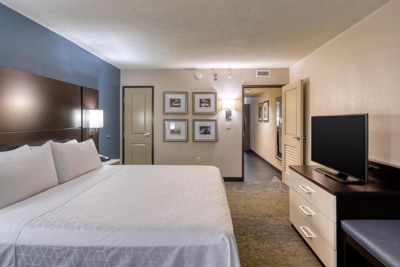 King Room - Hearing Accessible - Roll-in Shower at Holiday Inn Hotel & Suites Atlanta Airport-North by IHG