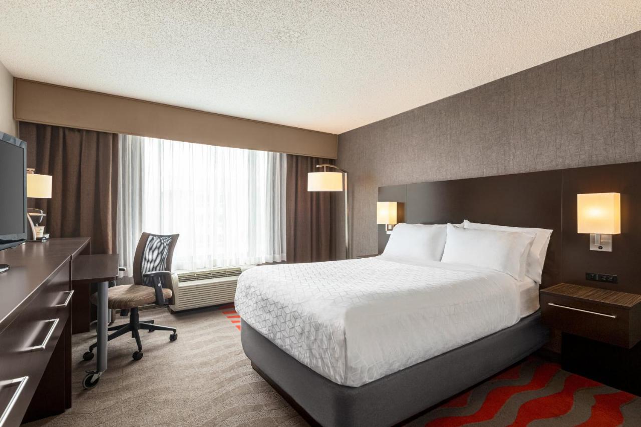 Deluxe Single Room with Roll In Shower - Disability Access at Holiday Inn Boston - Cambridge Area by IHG