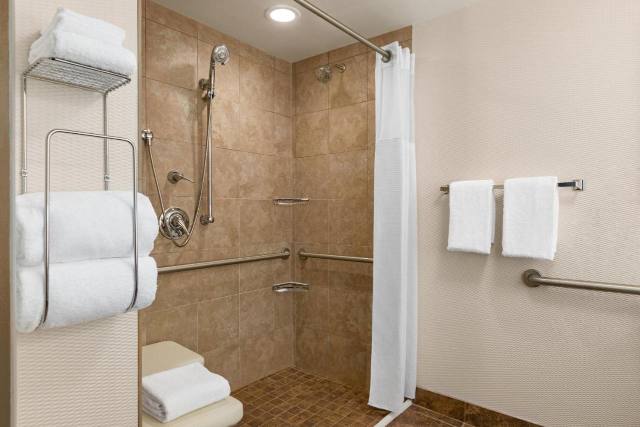 Deluxe Single Room with Roll In Shower - Disability Access at Holiday Inn Boston - Cambridge Area by IHG