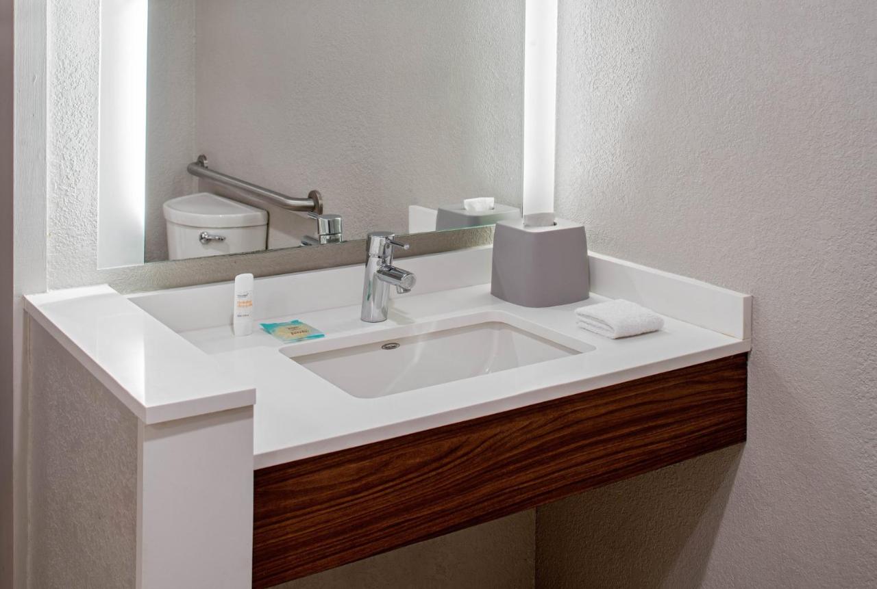 Deluxe King Room - Disability Access Tub/Non-Smoking at Holiday Inn Express New Orleans Downtown by IHG