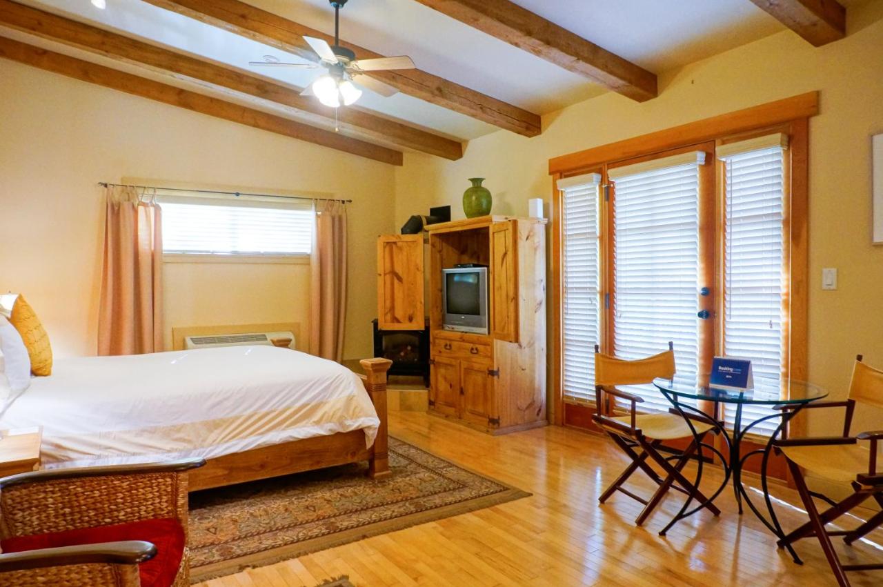 Deluxe King Room at Blue Iguana Inn