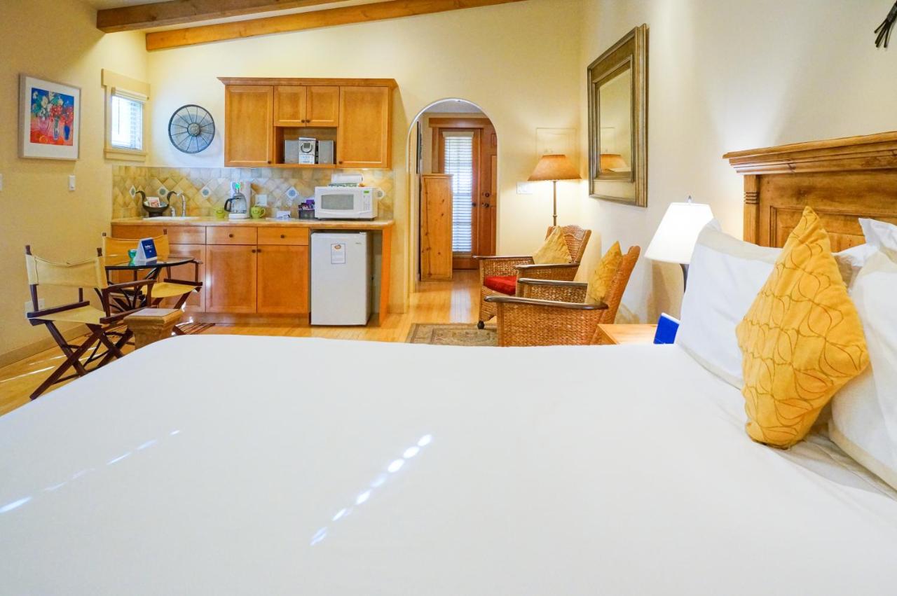 Deluxe King Room at Blue Iguana Inn