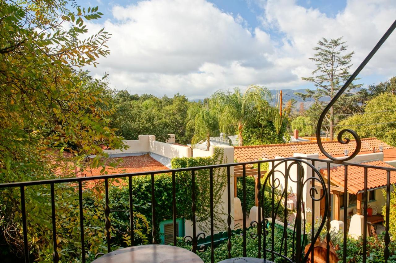 Deluxe King Room at Blue Iguana Inn