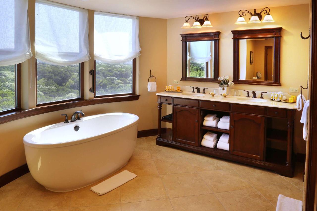 One-Bedroom Suite at Hotel Viata