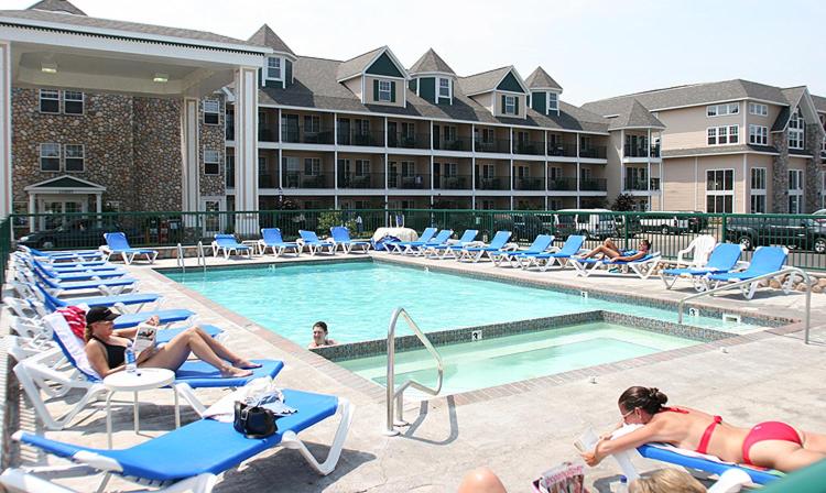 | Crown Choice Inn & Suites Lakeview and Waterpark