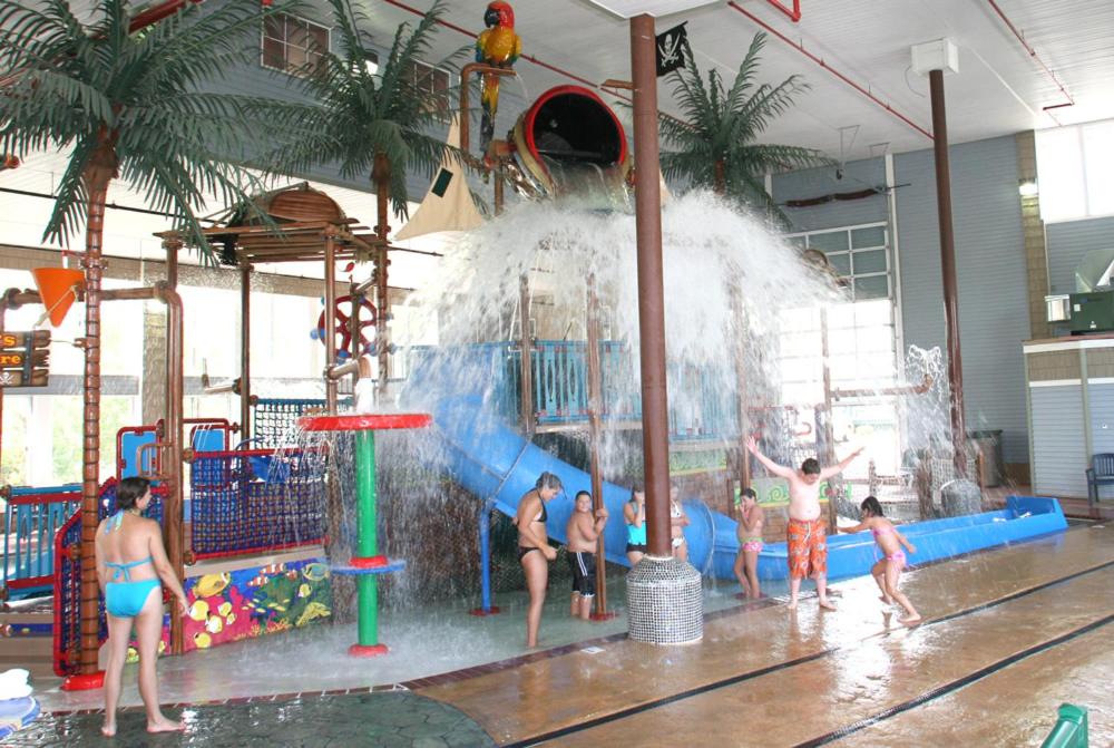 | Crown Choice Inn & Suites Lakeview and Waterpark