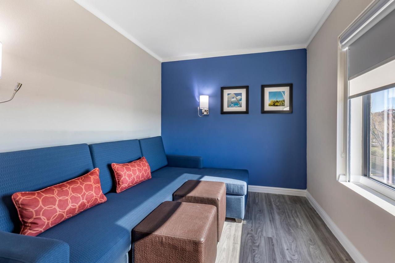 | Comfort Suites St Louis - Sunset Hills