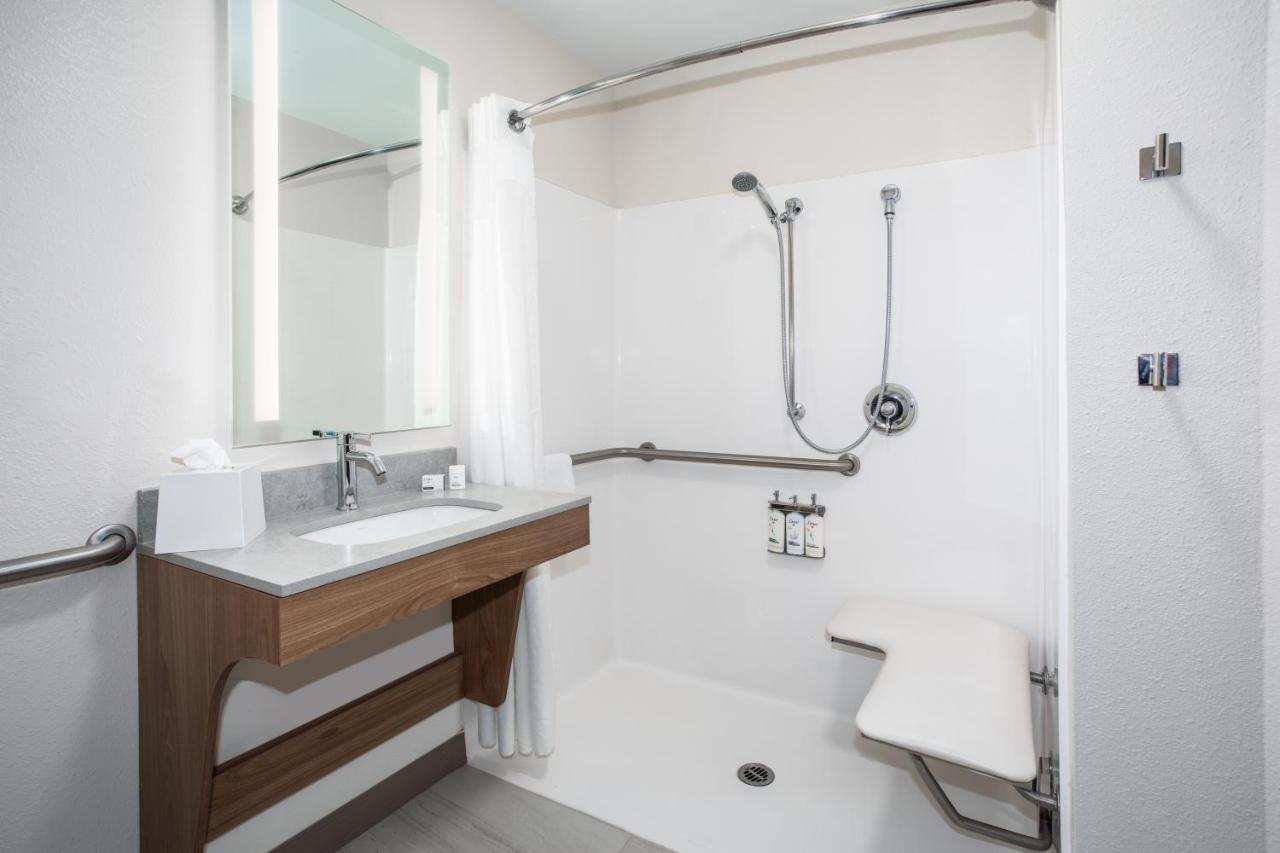 Queen Studio with Roll-In Shower - Disability Access - Non-Smoking at Candlewood Suites Grand Junction by IHG
