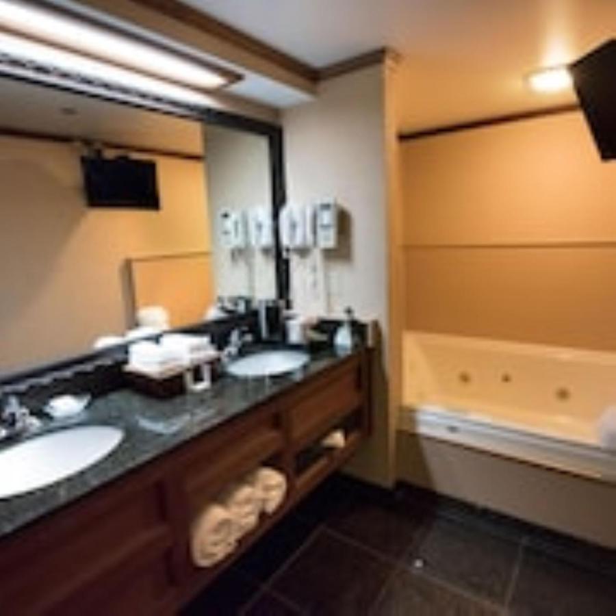 | Hamilton Inn Select Beachfront